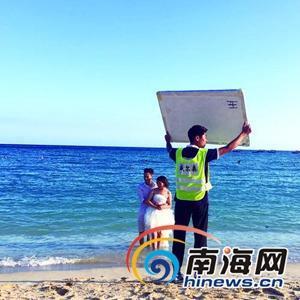 公共海滩只允许酒店收了费的婚纱摄影公司在海滩边拍照。