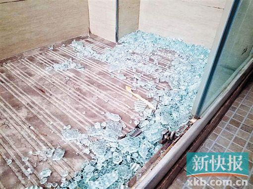 ■覃小姐称玻璃门突然碎裂。 新快报记者彭程/摄