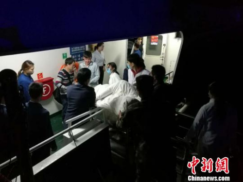 岛上警民连夜组织船舶送伤者到北海市区医院进行抢救。　谢阳 摄