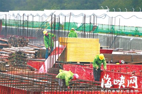 佰翔海景酒店施工现场热火朝天，工人正加紧作业